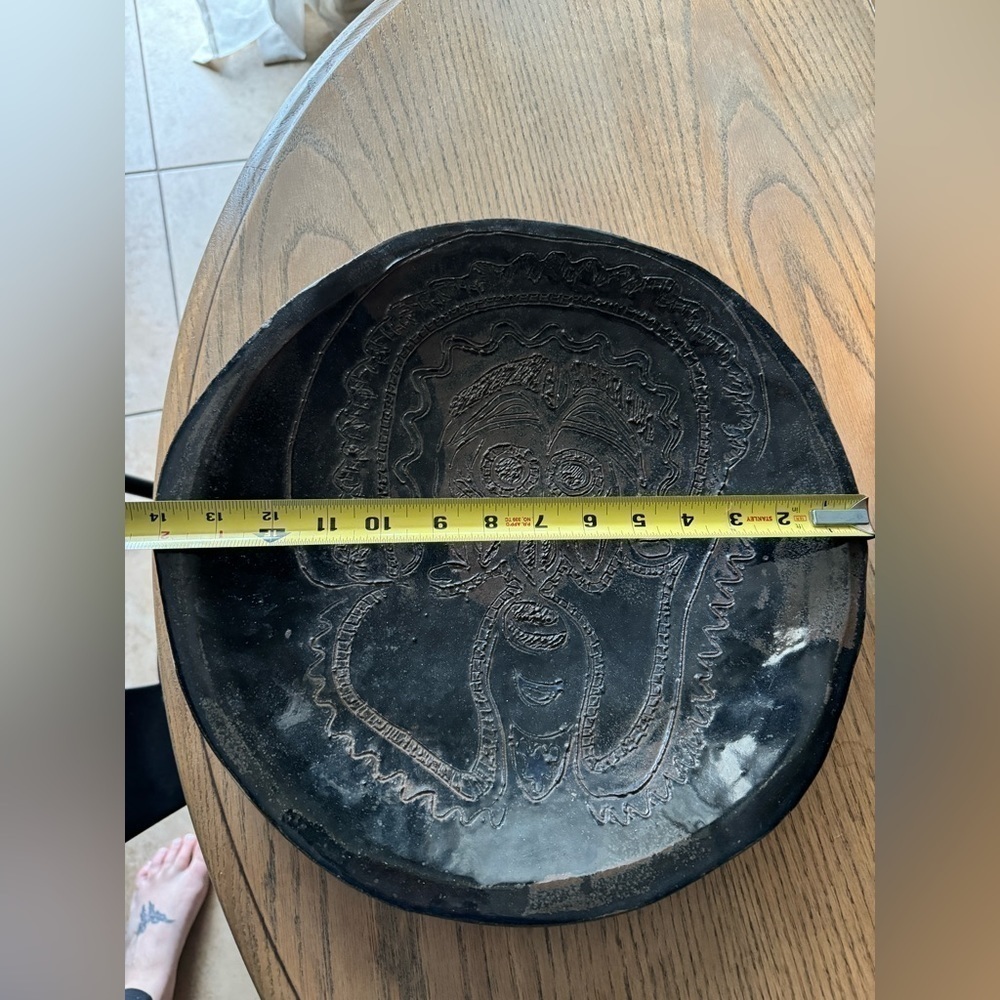 Vintage Black Glazed Pottery Plate with Abstract Face Design – 13" Handmade - Picture 4 of 7